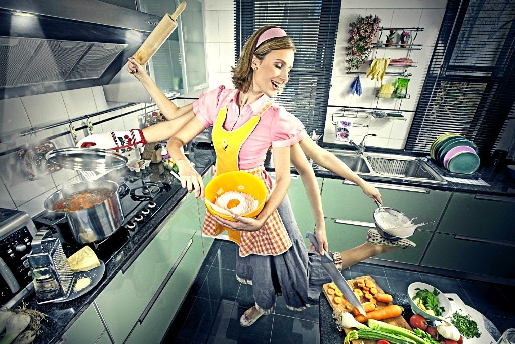 Женщина занимается рукоблудием на кухне